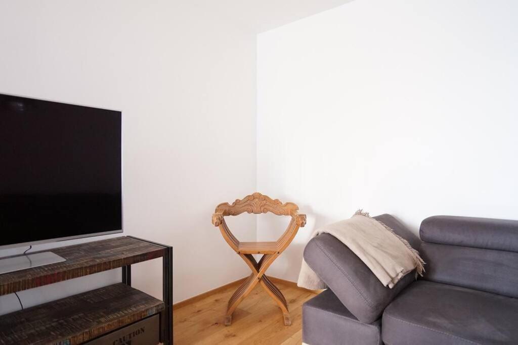 Authentic Austrian Flat In The South Of Vienna Apartment Modling Exterior photo